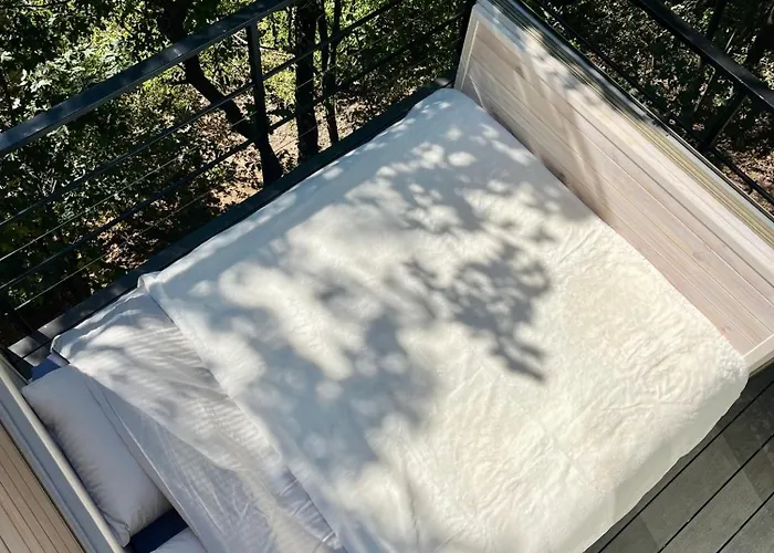 Luxusní stan Furo Treehouse